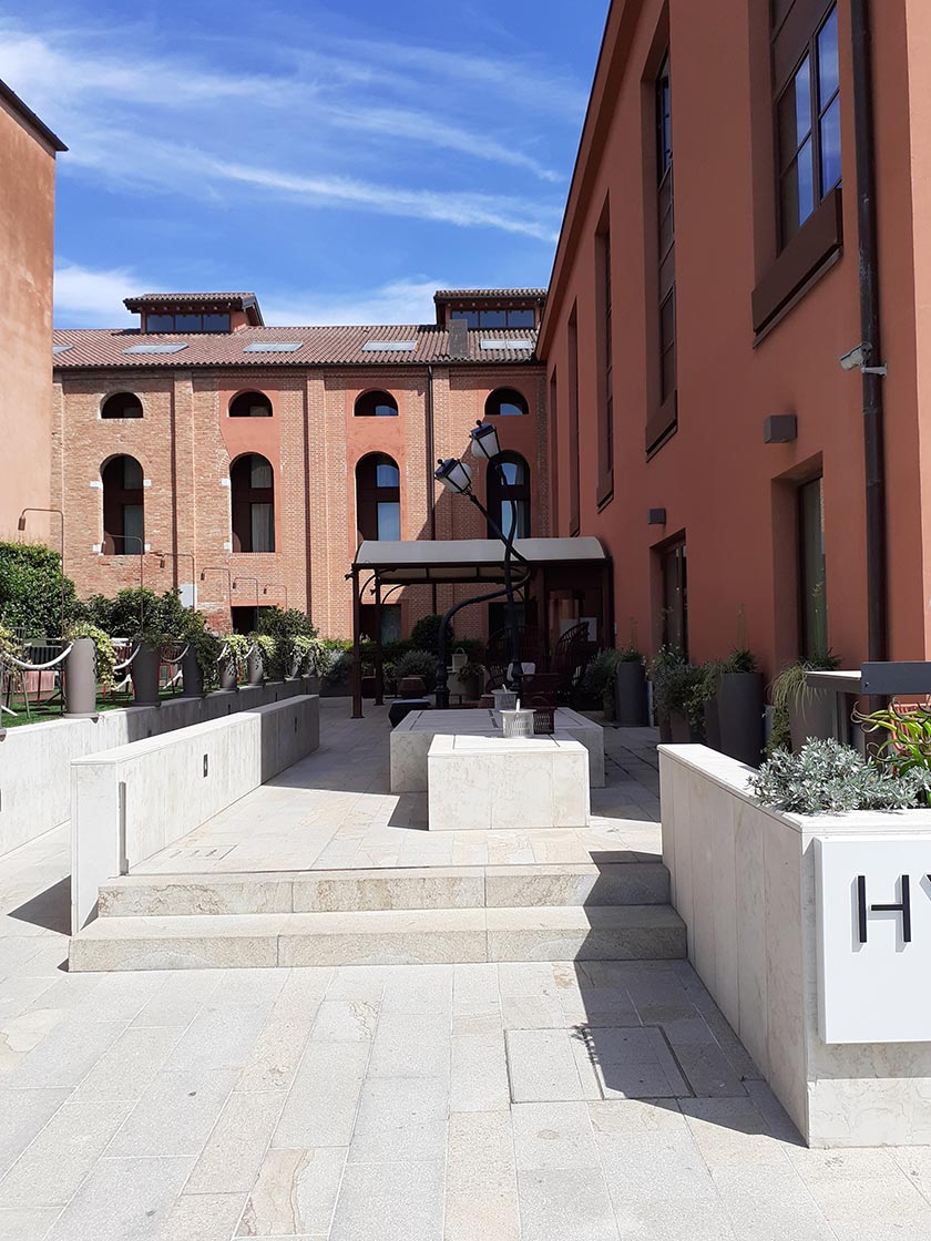 Cour Hôtel Hyatt Centro et lampadaires des amoureux à Murano